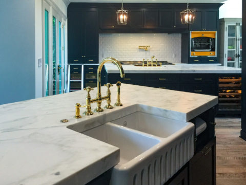 Marble island with a fluted farmhouse sink